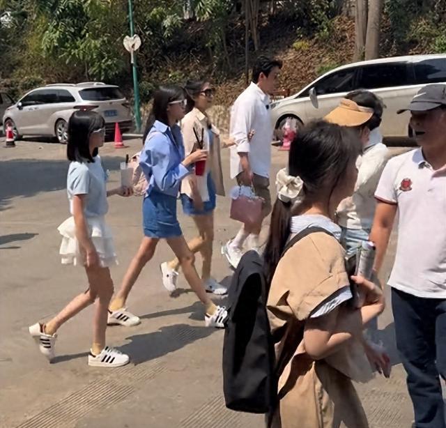 上海偶遇鲍蕾带女儿游玩,16岁贝儿大长腿抢镜,疑穿内增高引热议