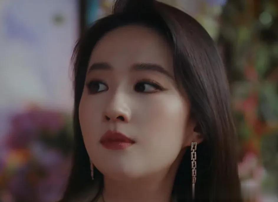 刘亦菲这是什么神仙颜值！米色双排扣西装搭抹胸连衣裙脸美身材好