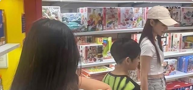 马筱梅太有手段，和汪小菲吃饭桌上摆红玫瑰，霖儿一句话让人落泪