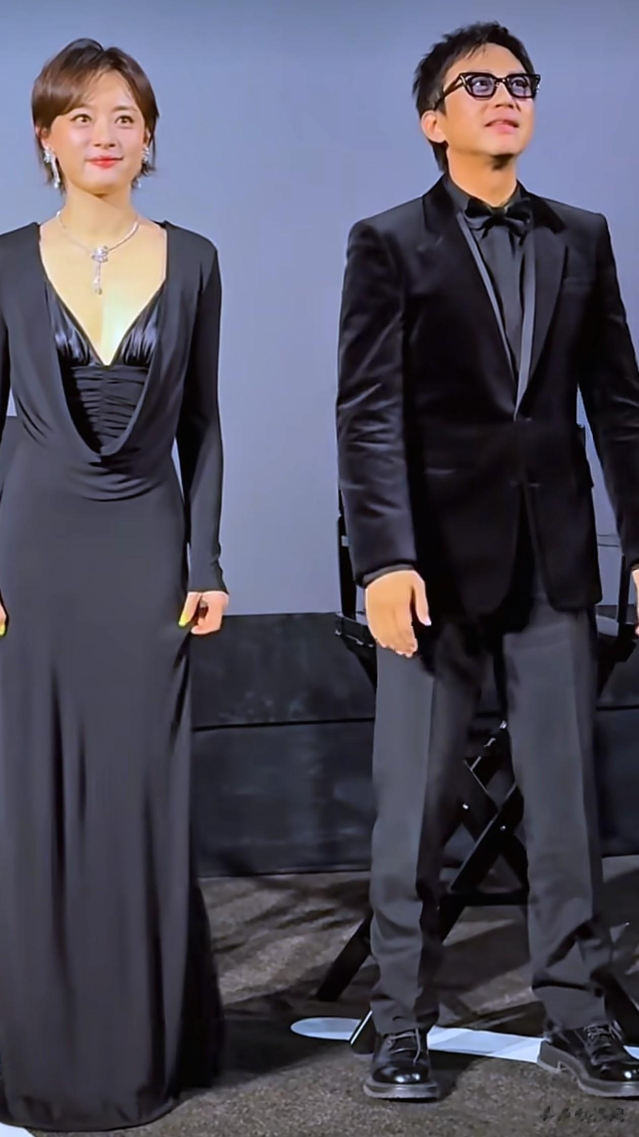 邓超两口子手牵手参加活动!43岁孙俪身上无赘肉,身材太好了