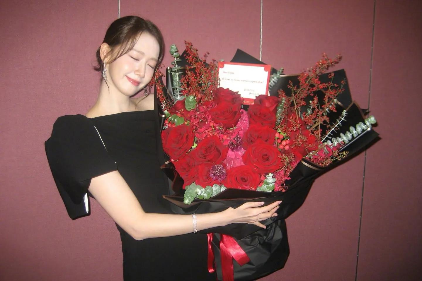 林允儿捧花美图赏析