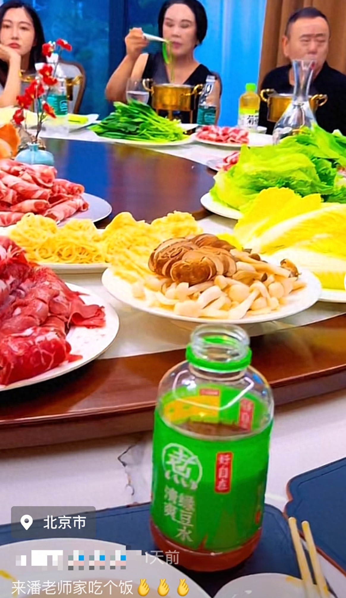 潘长江设家宴招待好友，餐厅大的像星级酒店，妻子罕露面脸很僵硬