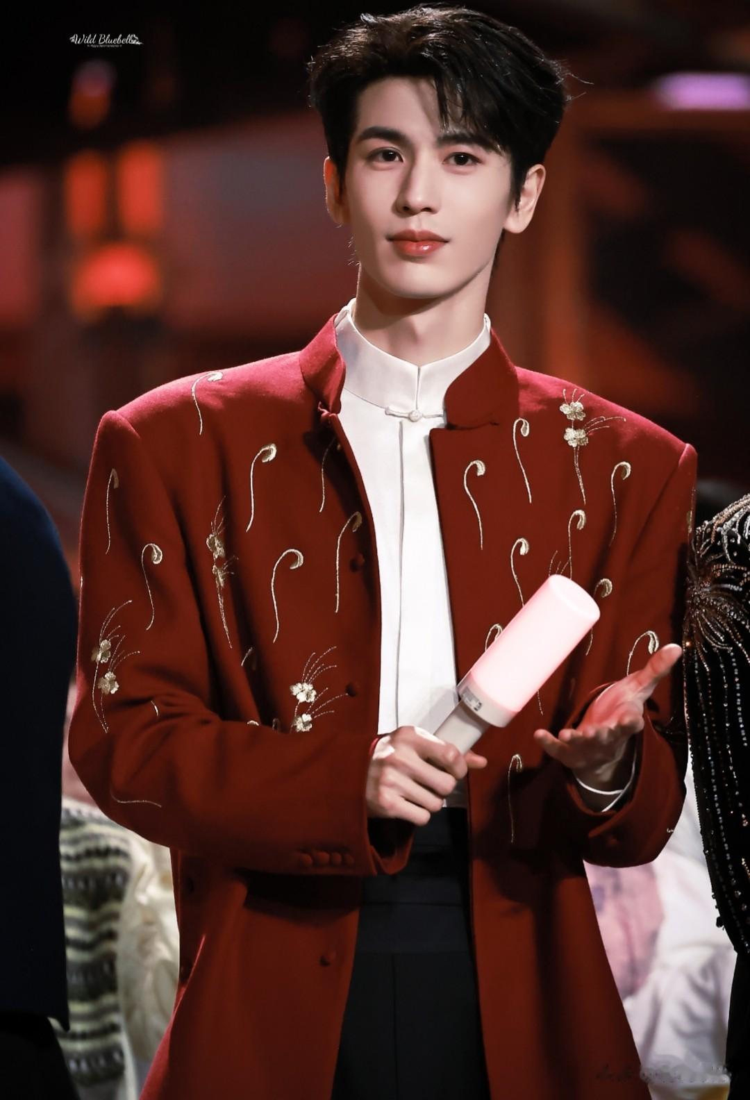 湖南卫视你好事做尽！张凌赫高定走秀帅出新高度