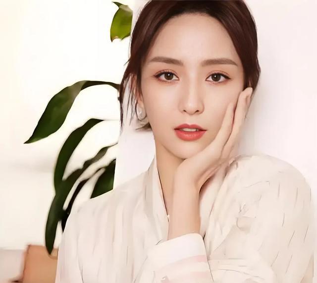 佟丽娅带儿子现身陈思诚工作室，女方穿百褶短裙黑丝袜气质绝佳