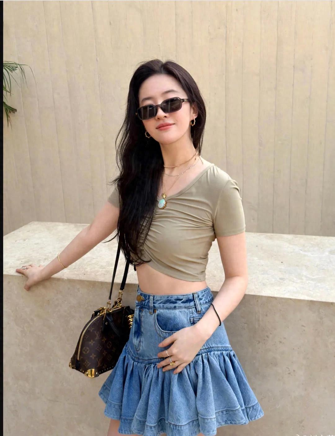 刘亦菲去阿布扎比喝咖啡，穿着短裙瘦了不少，一群人中白得发光