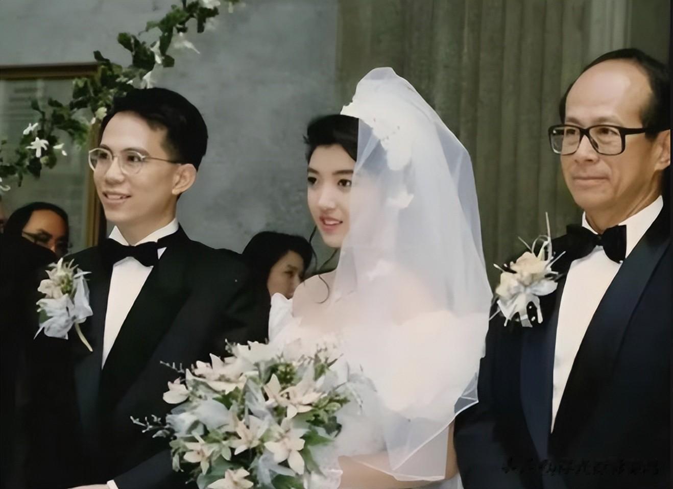 李嘉诚大儿媳王俪桥游艇出海照,身材宛如少女,闺蜜是大刘前女友