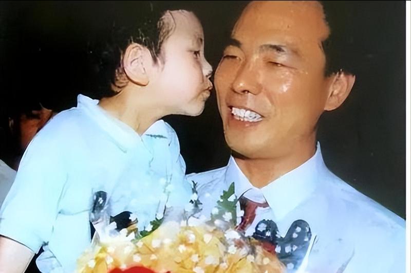 64岁蔡振华老婆，是我们熟悉的艺术家，如今演员儿子成两人的骄傲