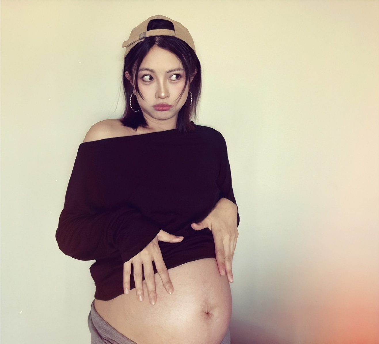 包贝尔妻子临近产期,包文婧八月孕肚圆润,面条子B超照真容曝光