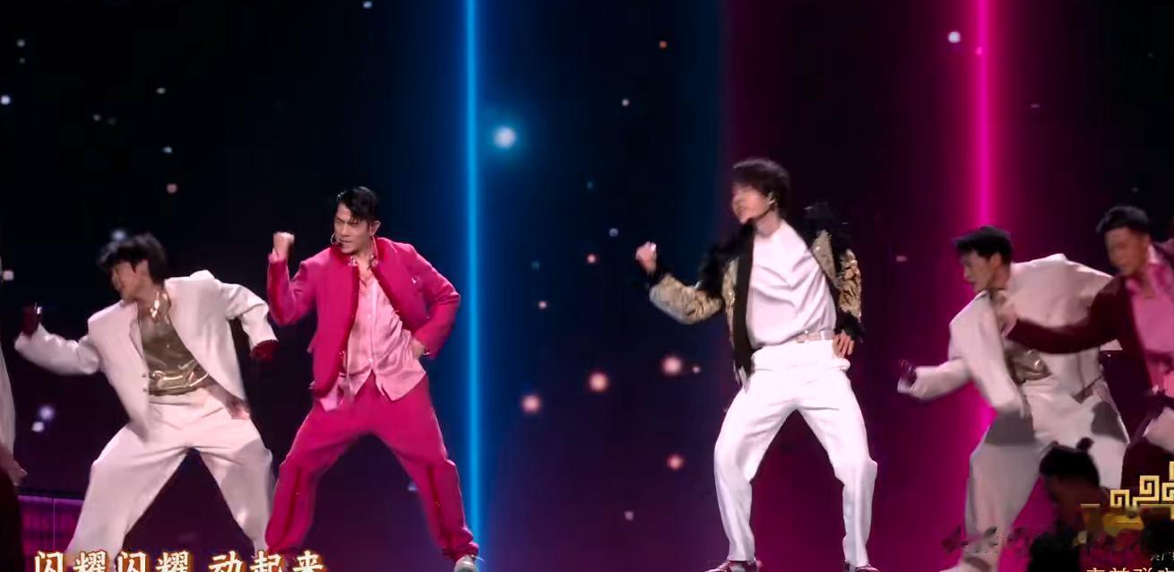 春晚名场面！王一博获好评，易烊千玺垫肩抢镜，热巴让人认不出