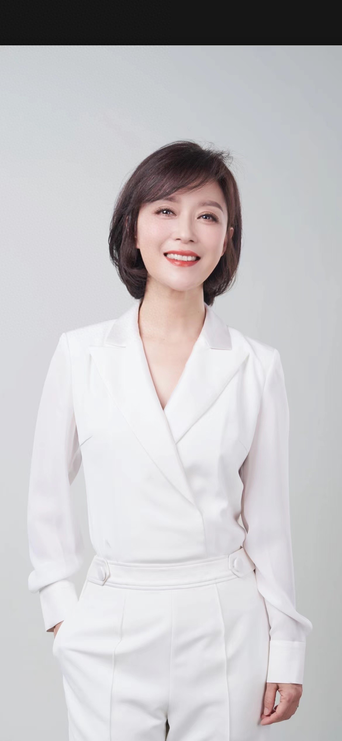 美女主持守护《梨园春》26年，如今潇洒转身，51岁不显老仍是单身