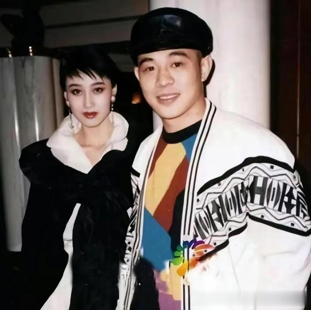 李连杰现身尼泊尔，穿搭朴素步履轻松，状态大好，有专车迎接