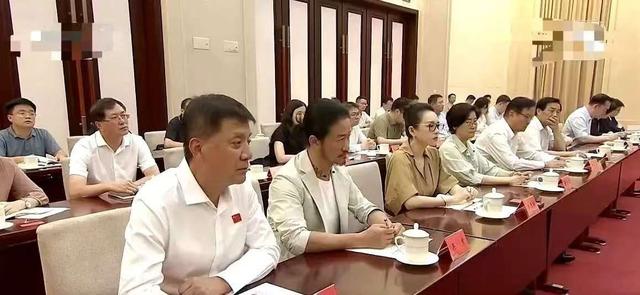 差五岁却像两代人,央视无滤镜镜头里,戳破章子怡吴京的真实差距