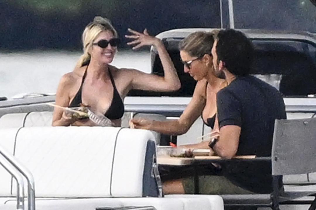 第1超模吉娘娘生完3胎10个月大回春！拍大片秀长腿，网友：45岁？