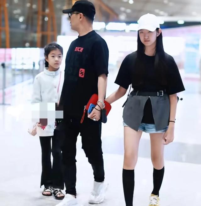 汪峰度假回国，带三个女儿现身机场，网友辣评:三个女儿三个妈！