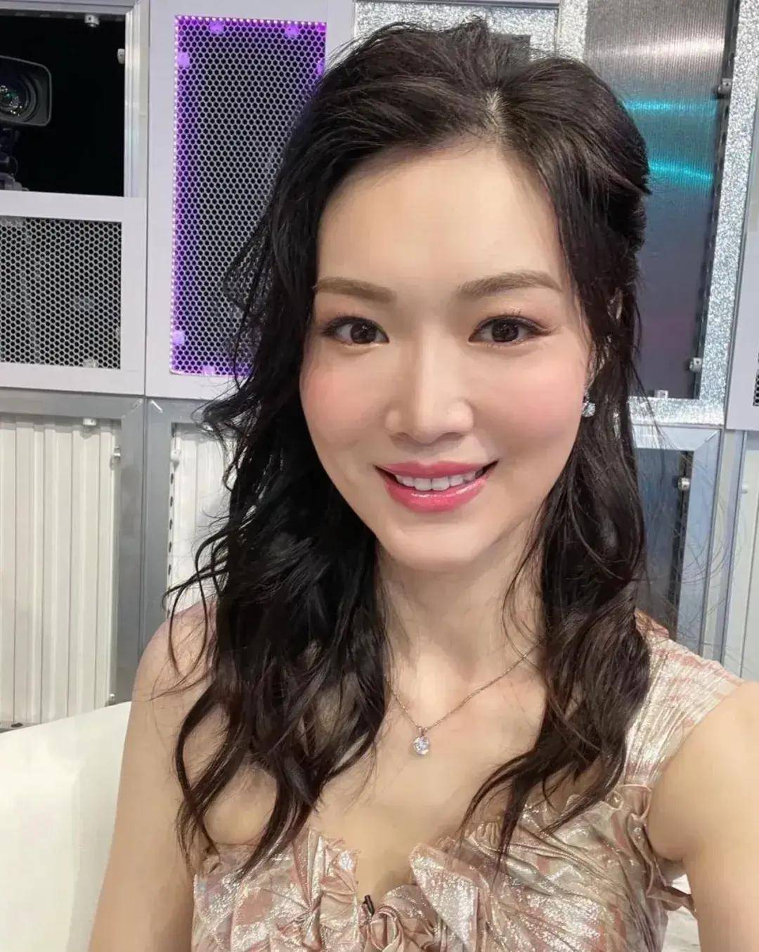 离开黄有龙后,她转身嫁给富豪,四年连生三娃,为何如今抑郁了?