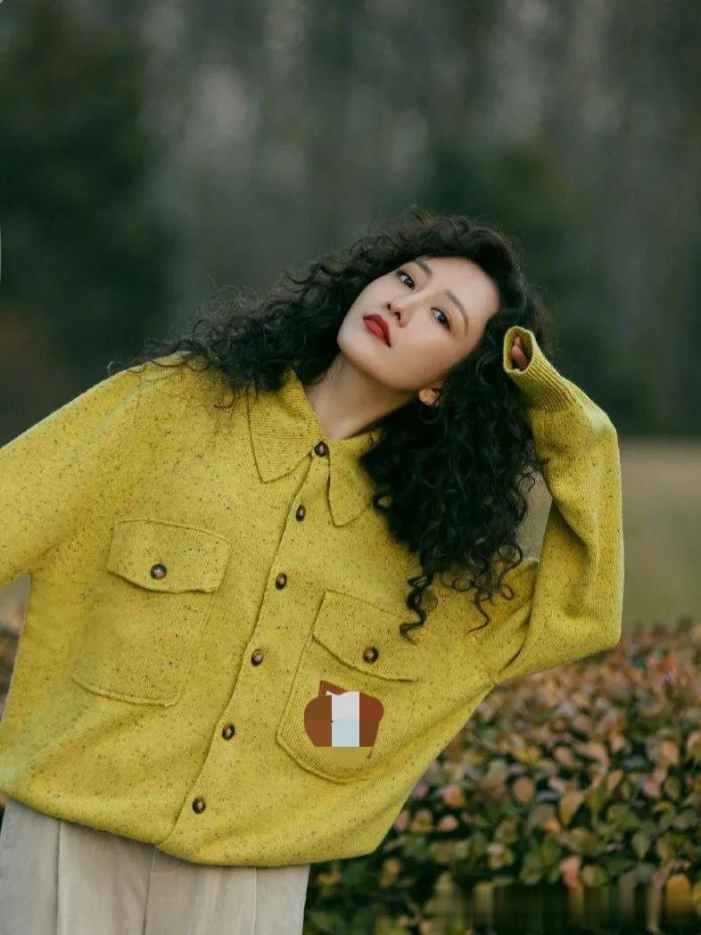 王鸥烫了羊毛卷大变样!穿黄色针织衫+阔腿裤,时髦洋气又减龄!