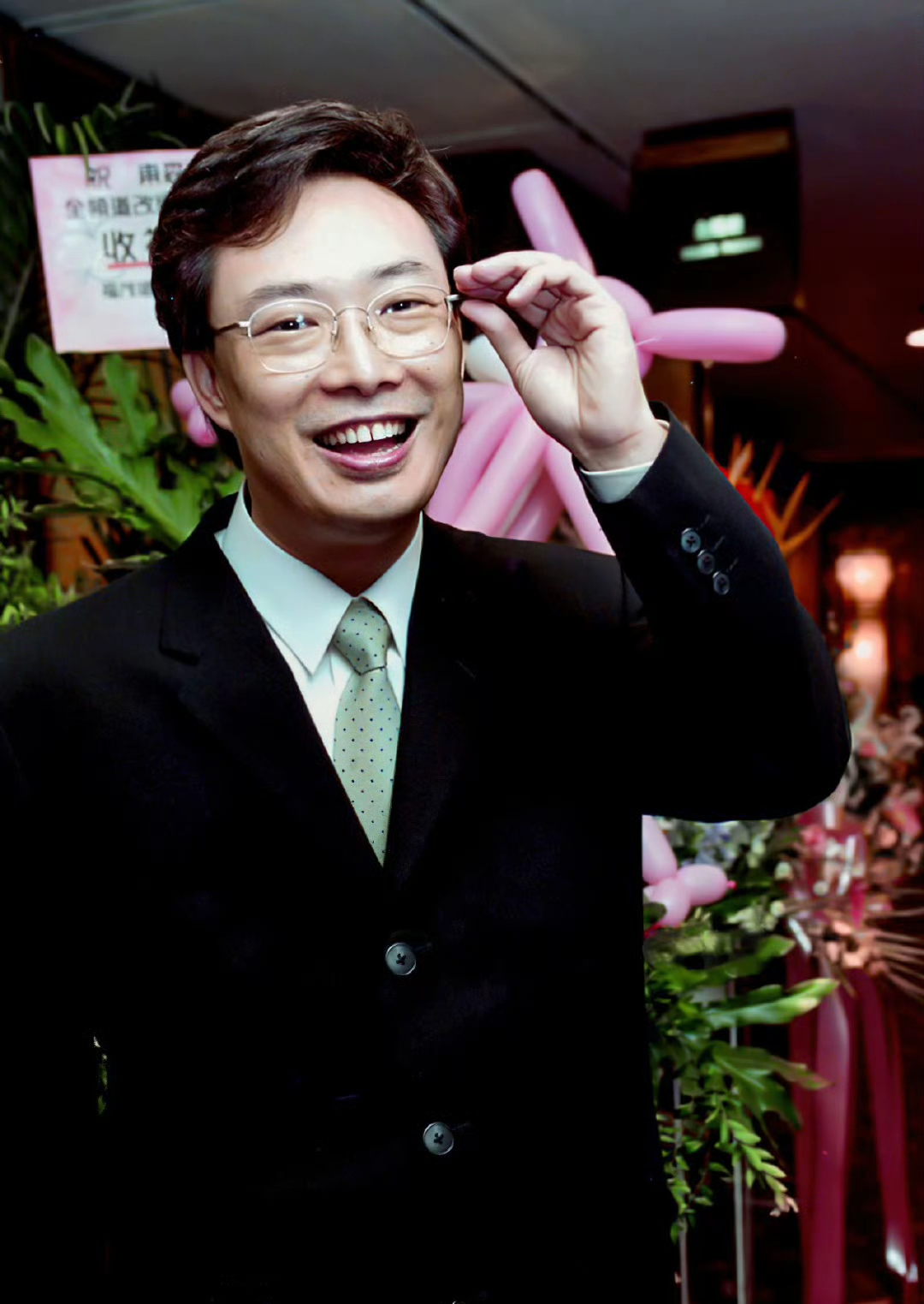 他与初恋分开之后，晚年与闺蜜不离不弃