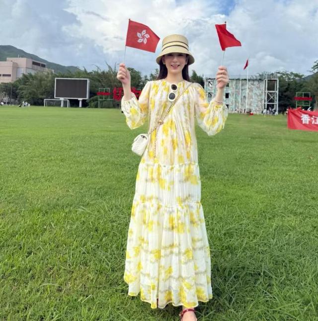 方媛7个月孕肚首曝光！被偶遇带女儿酒店吃饭，穿紧身裙小腿超细