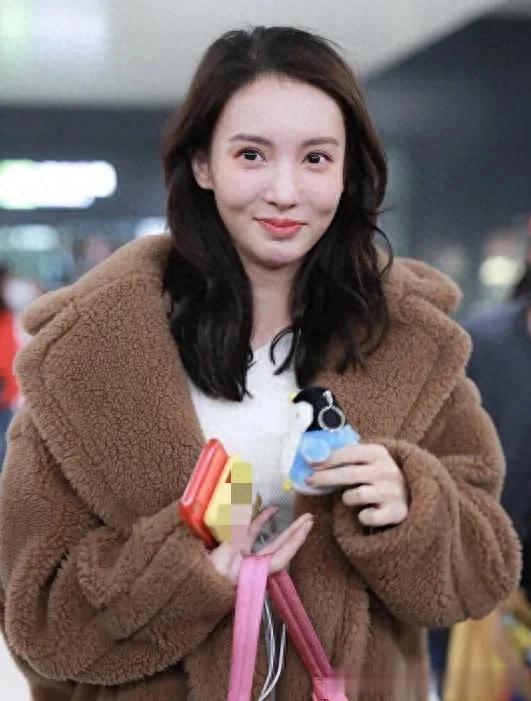 34岁金晨增肥后颜值大回春！穿羊羔毛外套+白T+黑裤子 时髦又高级