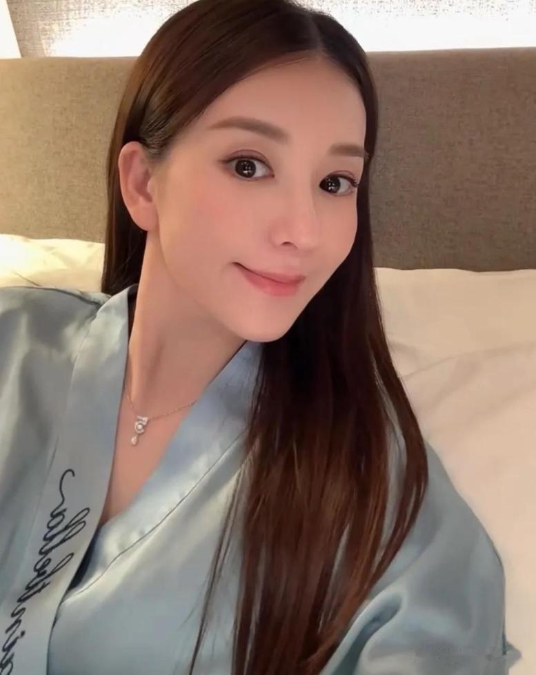 38岁方媛生完三胎满月身材封神了啊,小蛮腰细到掐不住