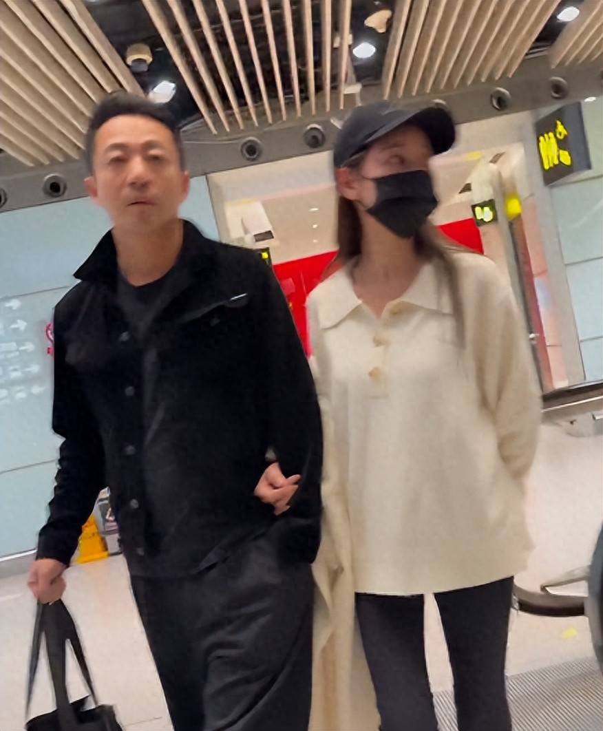 汪小菲夫妻现身机场，马筱梅挺孕肚步履蹒跚，刚陪完大S儿女回京