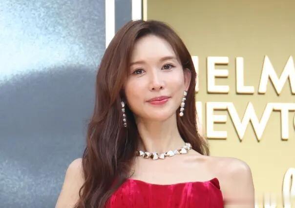 51岁林志玲出席东京剪彩活动，穿红色露肩鱼尾礼服，优雅永不过时