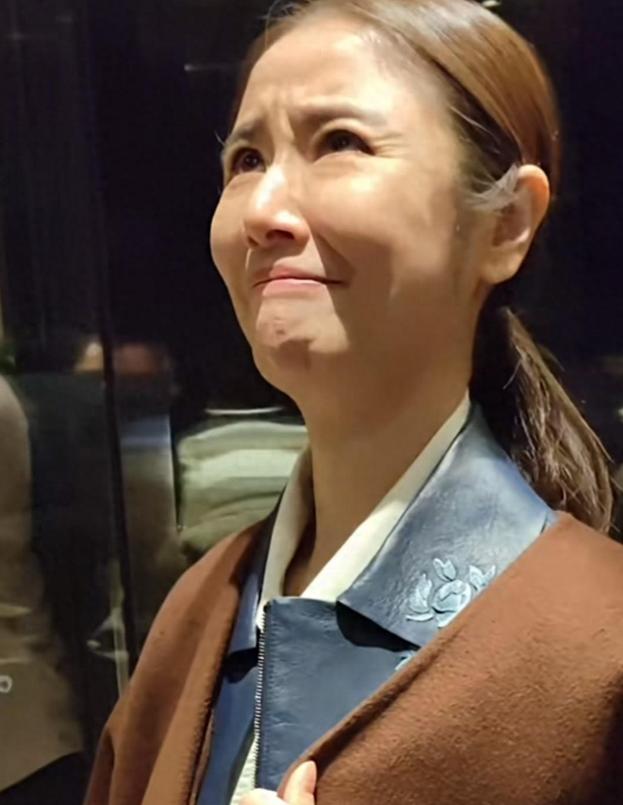 49岁林心如生图曝光，皱纹明显医美难救，网友：岁月不饶人