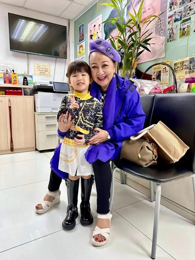 49岁前TVB女星秘密产女后首晒家庭乐，老公身份仍是谜