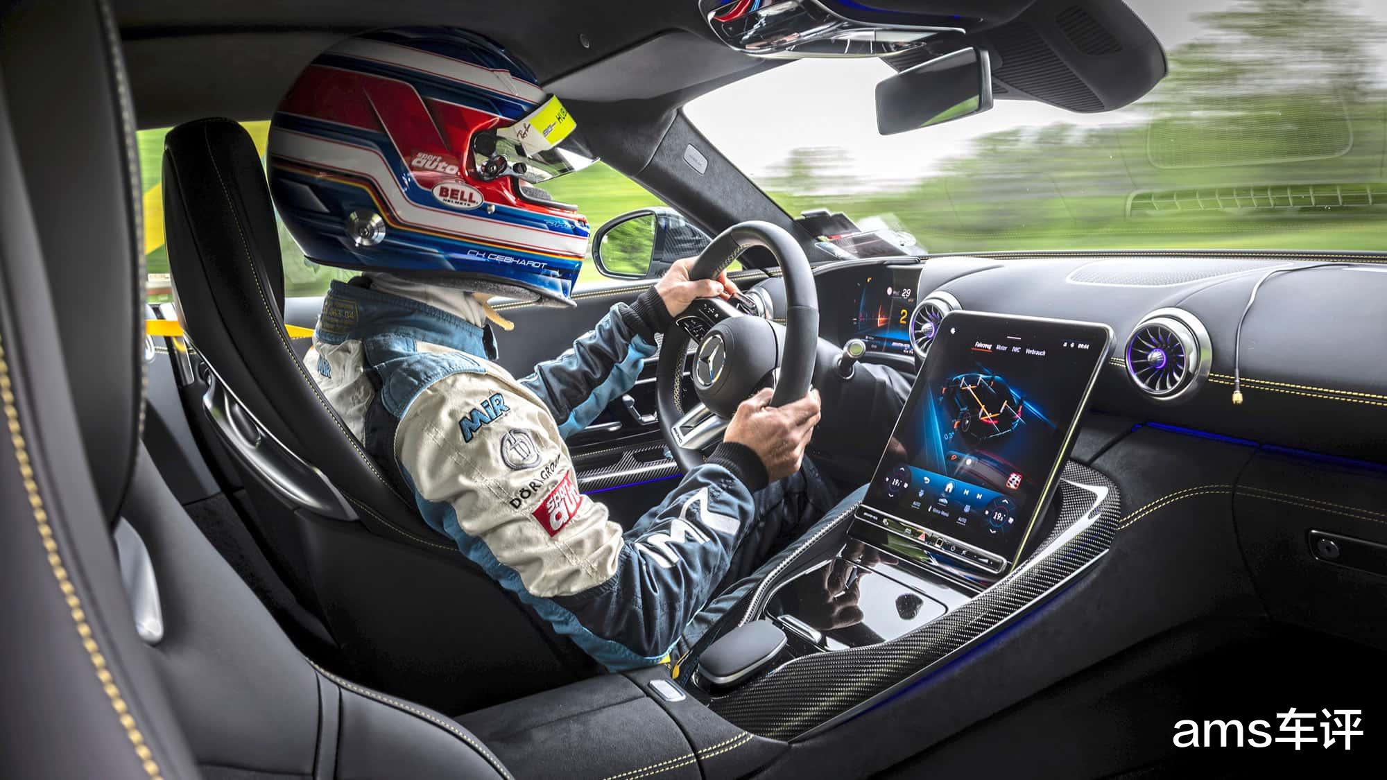 在舒适与赛道之间触到边界，AMG的取舍让GT 63 Pro变了