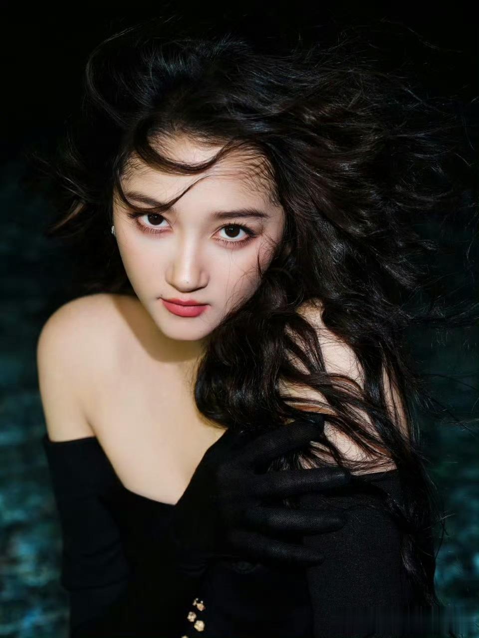 关晓彤黑裙泳池大片,冷艳氛围感拉满