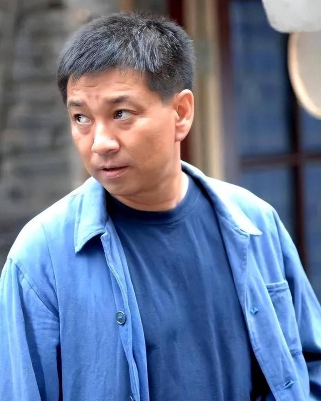 周小斌：40岁不结婚，借钱给弟弟买房，如今娇妻比他小10岁