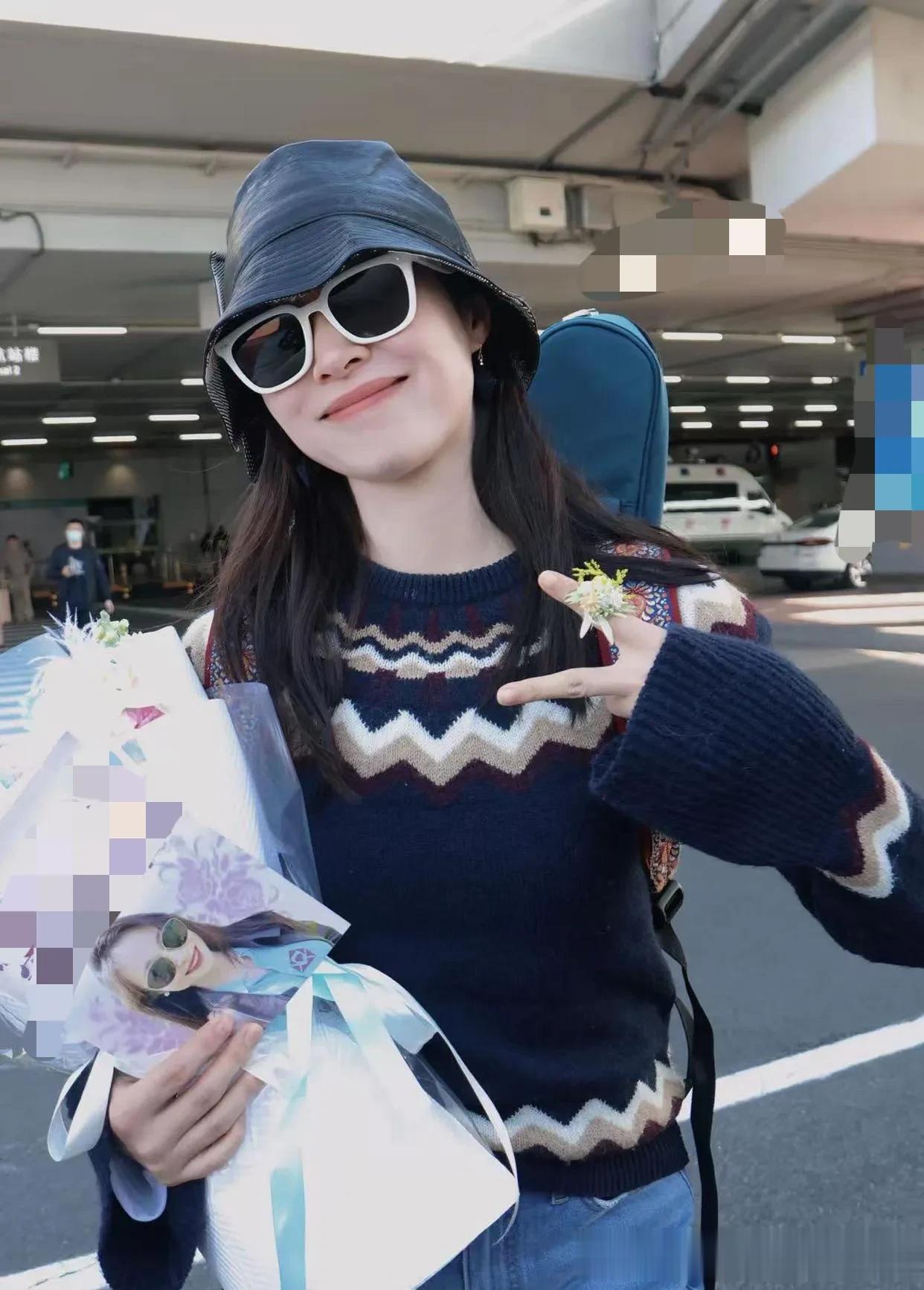 江一燕机场私服真时髦！提花毛衣+牛仔裤+渔夫帽，减龄又高级！