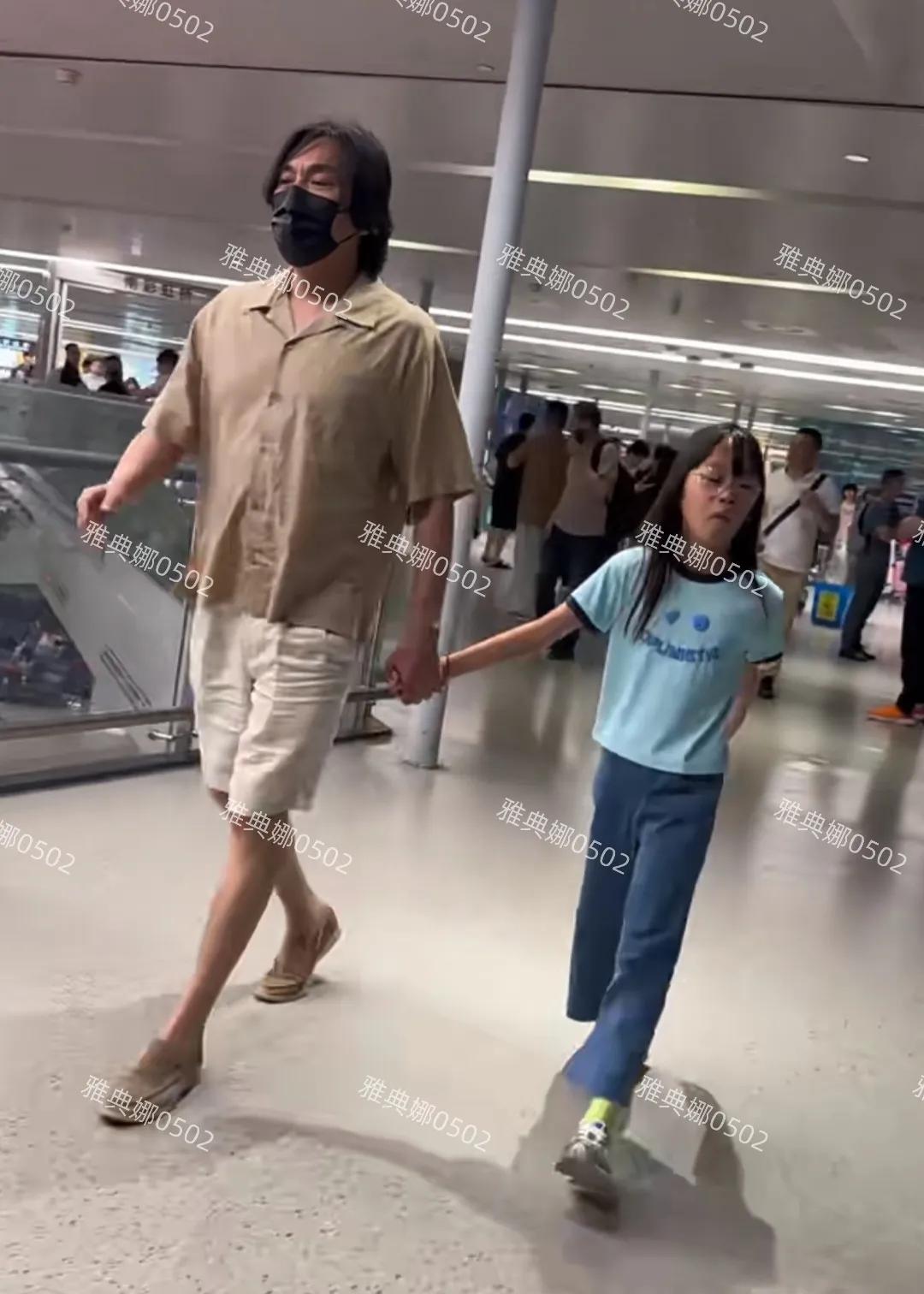 机场偶遇秦昊一家,伊能静身材发福本人不年轻,女儿长得像奶奶