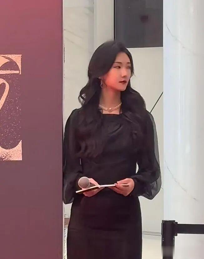 黄晓明新女友曝光！美女小他22岁，深扒瓜里藏着的圈内真相