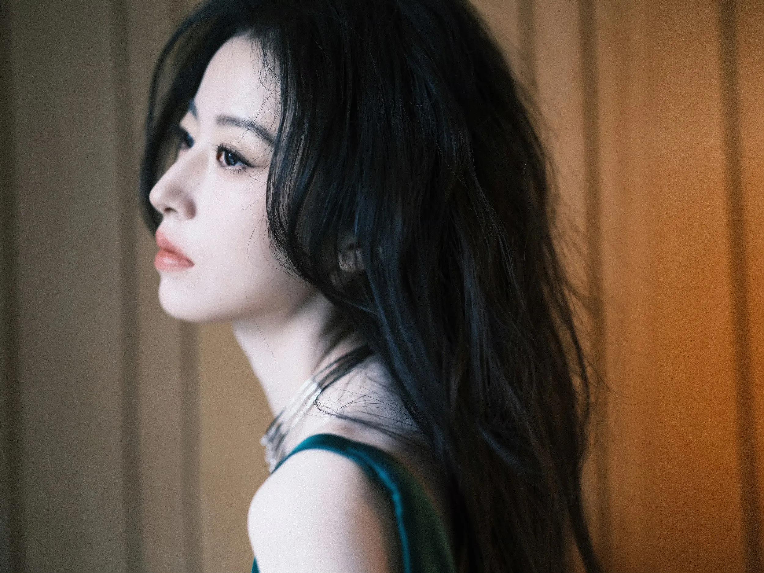 周雨彤绿色礼服写真