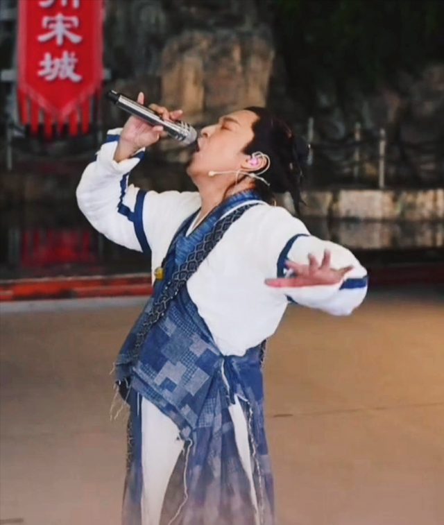 太心疼!63岁马景涛直播晕倒,后脑着地,眼神迷离,现场混乱停播