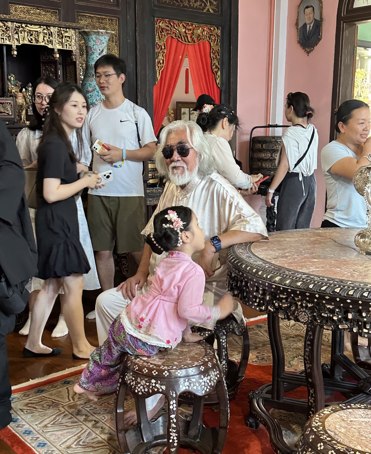 张纪中一家到马来西亚旅游，杜星霖和女儿穿娘惹服，打扮非常贵气