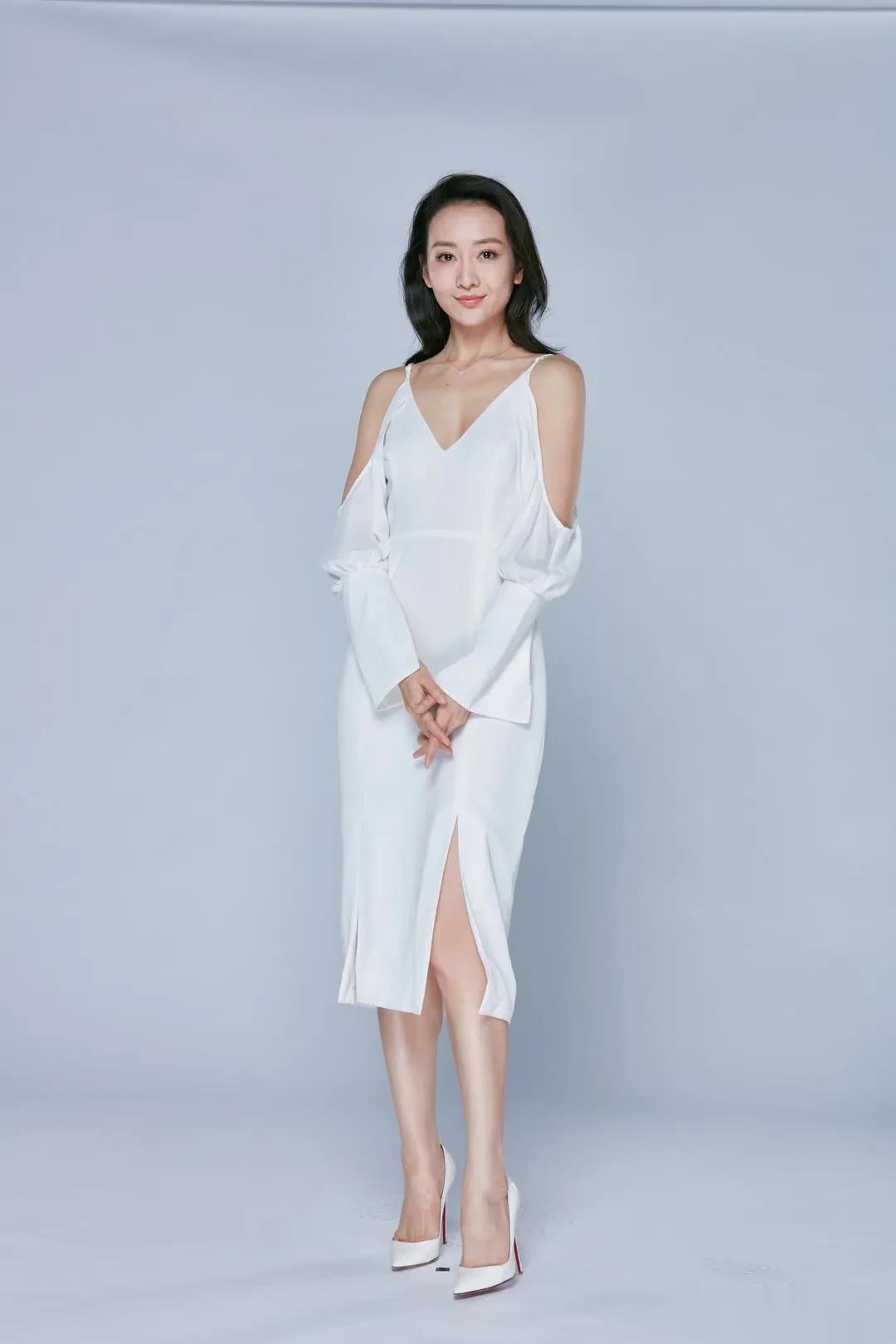明星生图｜王鸥，露肩白裙，温柔又飒爽
