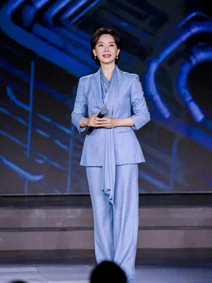 陈数穿出了70后想要的高级感!一身蓝色西服套装,简约又大气!