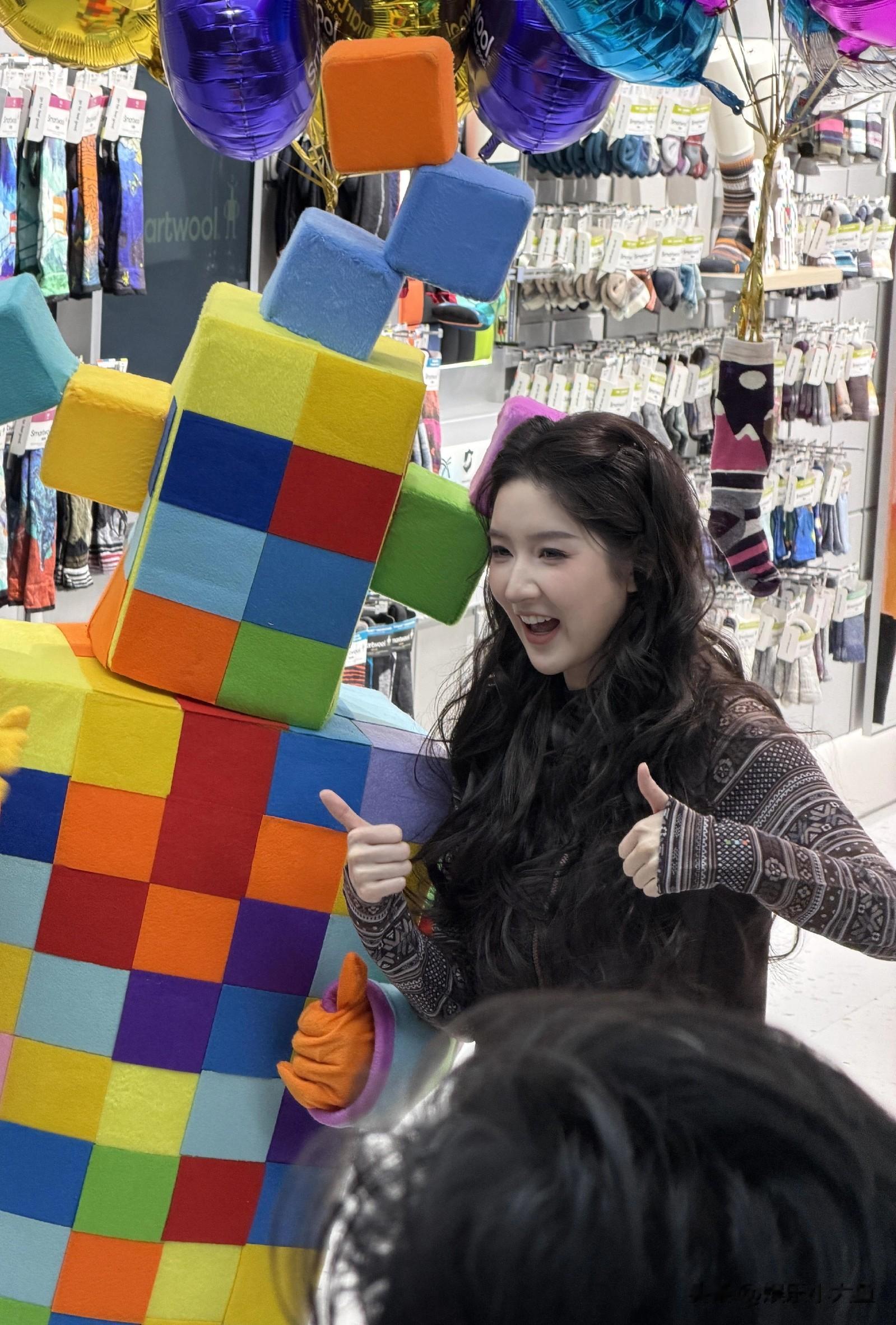 王玉雯北京出席线下活动，一袭浪漫波浪卷造型，这优雅范儿太绝了