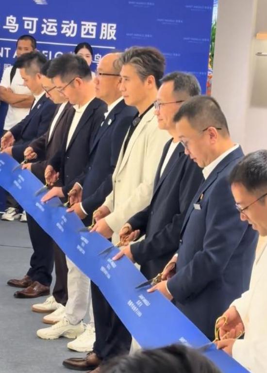 李乃文参加剪彩出洋相，公司老总当场变脸，被批50岁还在装可爱