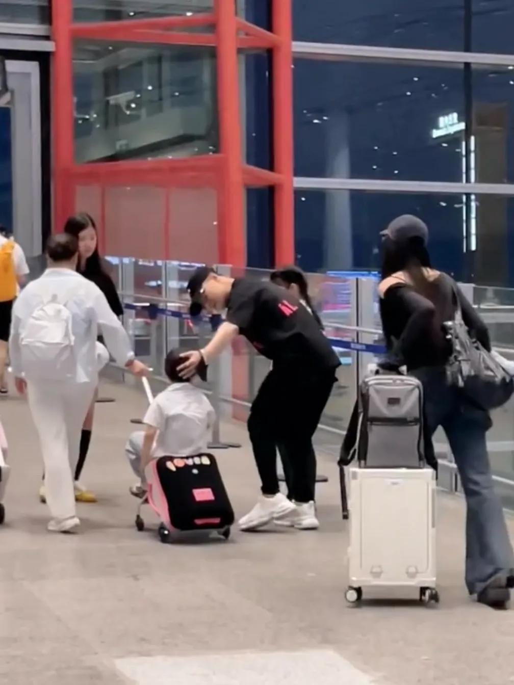 汪峰大女儿小苹果20岁生日,晒和帅气男生拥抱合影,疑似公开恋情