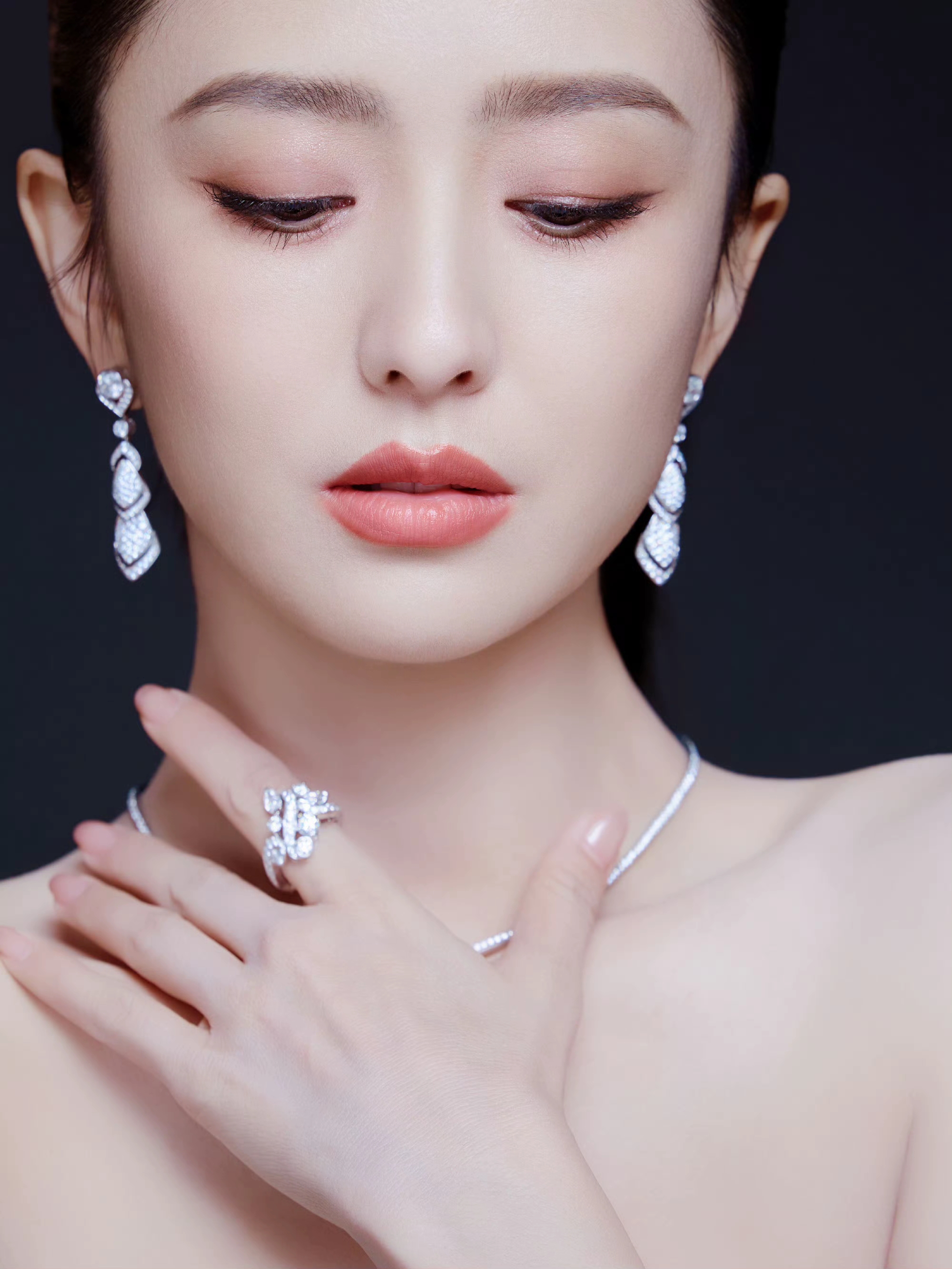 佟丽娅脚踩高跟大秀美腿，真是韵味十足