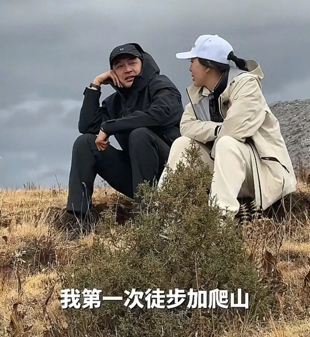 胡歌当田朴珺爬山教练，一路暖心鼓劲还承诺有“宝总红烧肉”奖励