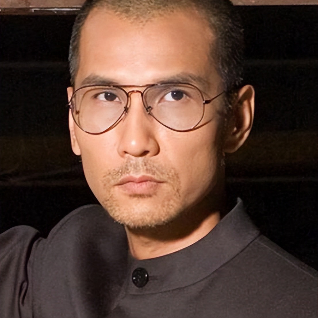 香港知名男星内地做宣传，怒摔道具、表情吓人，原来是为了电影