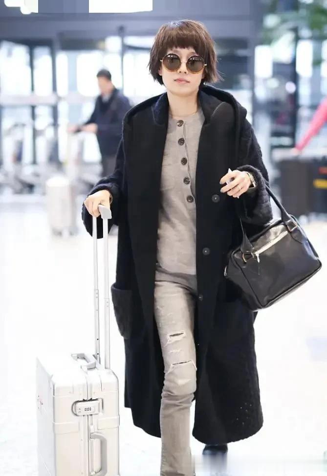 马伊琍机场私服真时髦！连帽大衣+破洞牛仔裤+短靴，洋气又高级！