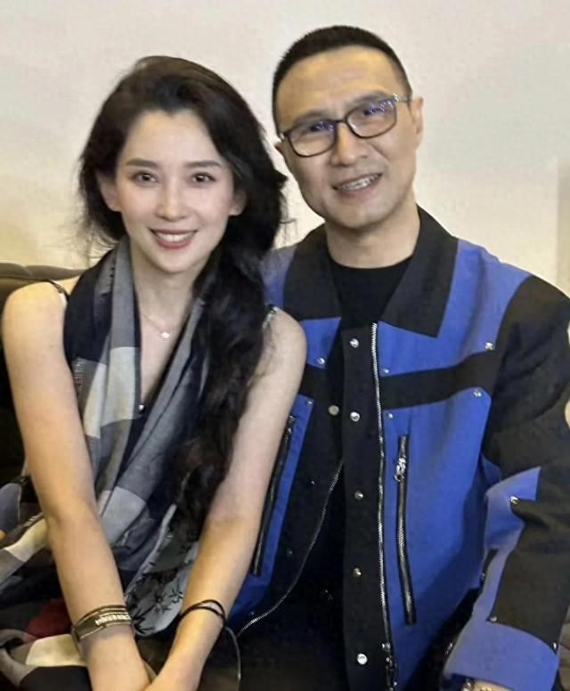 新疆街头偶遇森林北，腿短腰粗身材被嘲四六分，大肚子凸出好吸睛