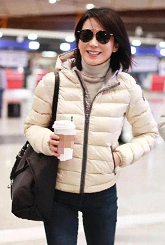 俞飞鸿的“中年穿穿搭”真时髦！羽绒服+毛衣+牛仔裤，减龄又高级