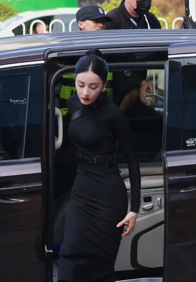 迪丽热巴紧身服有没有姐大的气质。