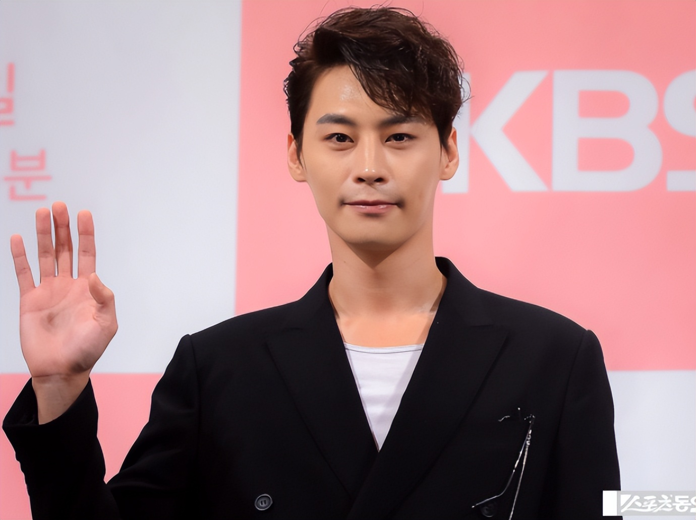 韩国男星郑恩宇突然去世，一天前晒张国荣照片悼念，曾自曝过得不幸福